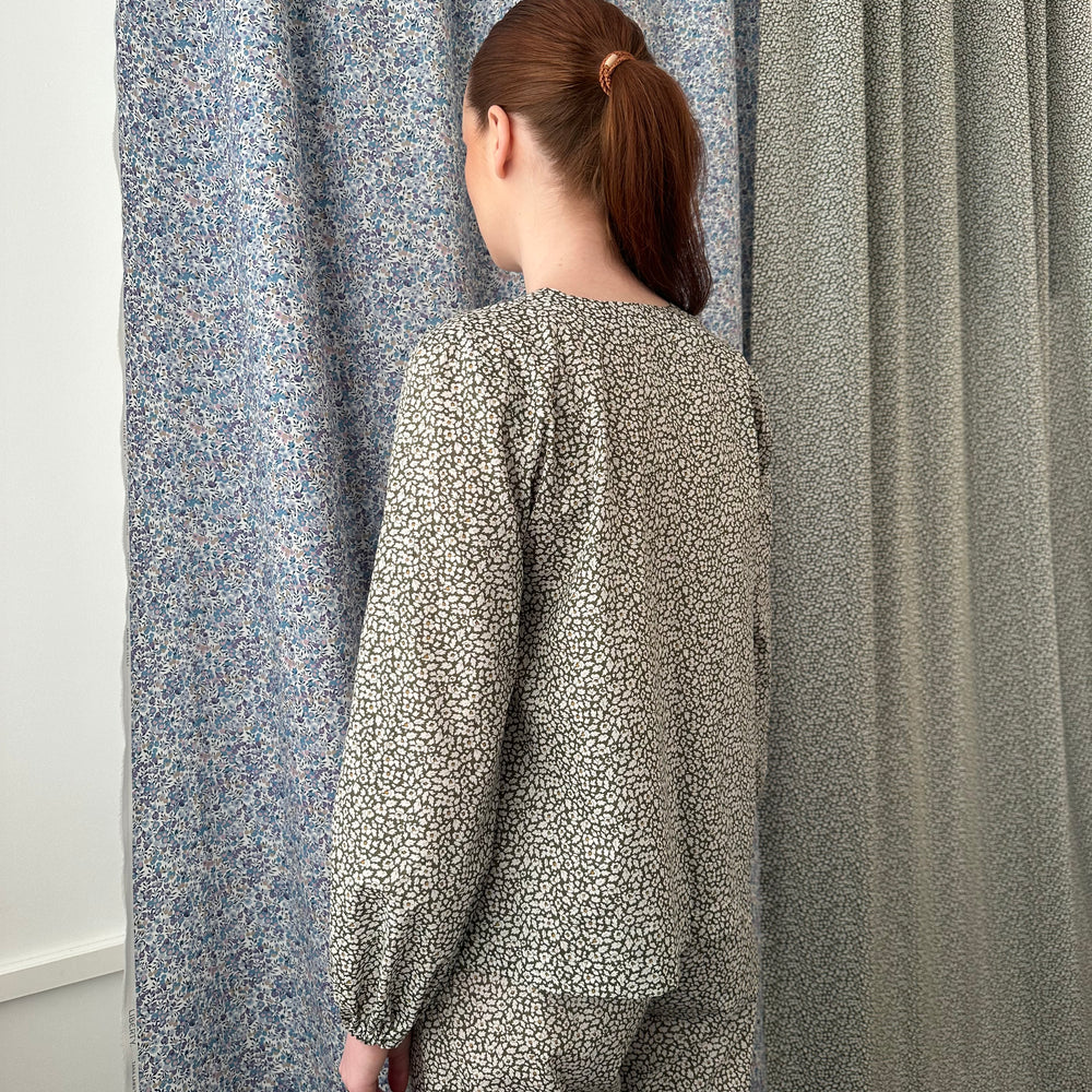 
                      
                        Bluse Vinter army med hvit blomst
                      
                    