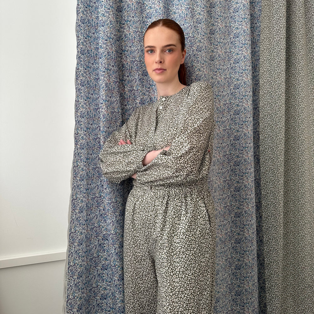 
                      
                        Bluse Vinter army med hvit blomst
                      
                    