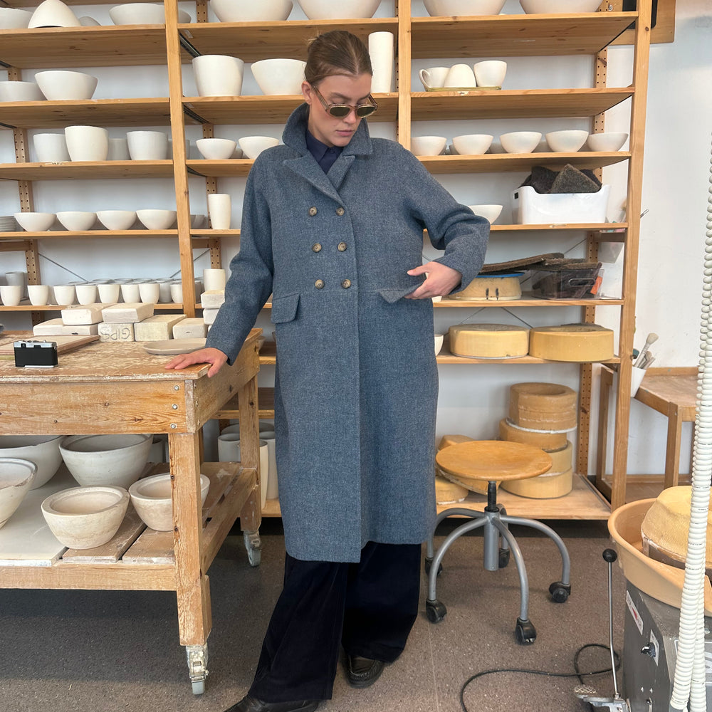 
                      
                        Kåpe Dobbeltspent Harris Tweed Jeansblå
                      
                    