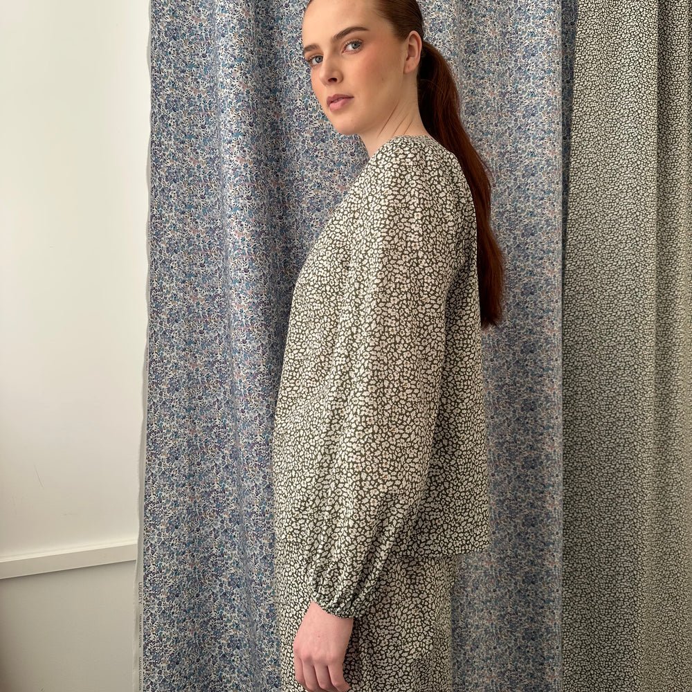 
                      
                        Bluse Vinter army med hvit blomst
                      
                    