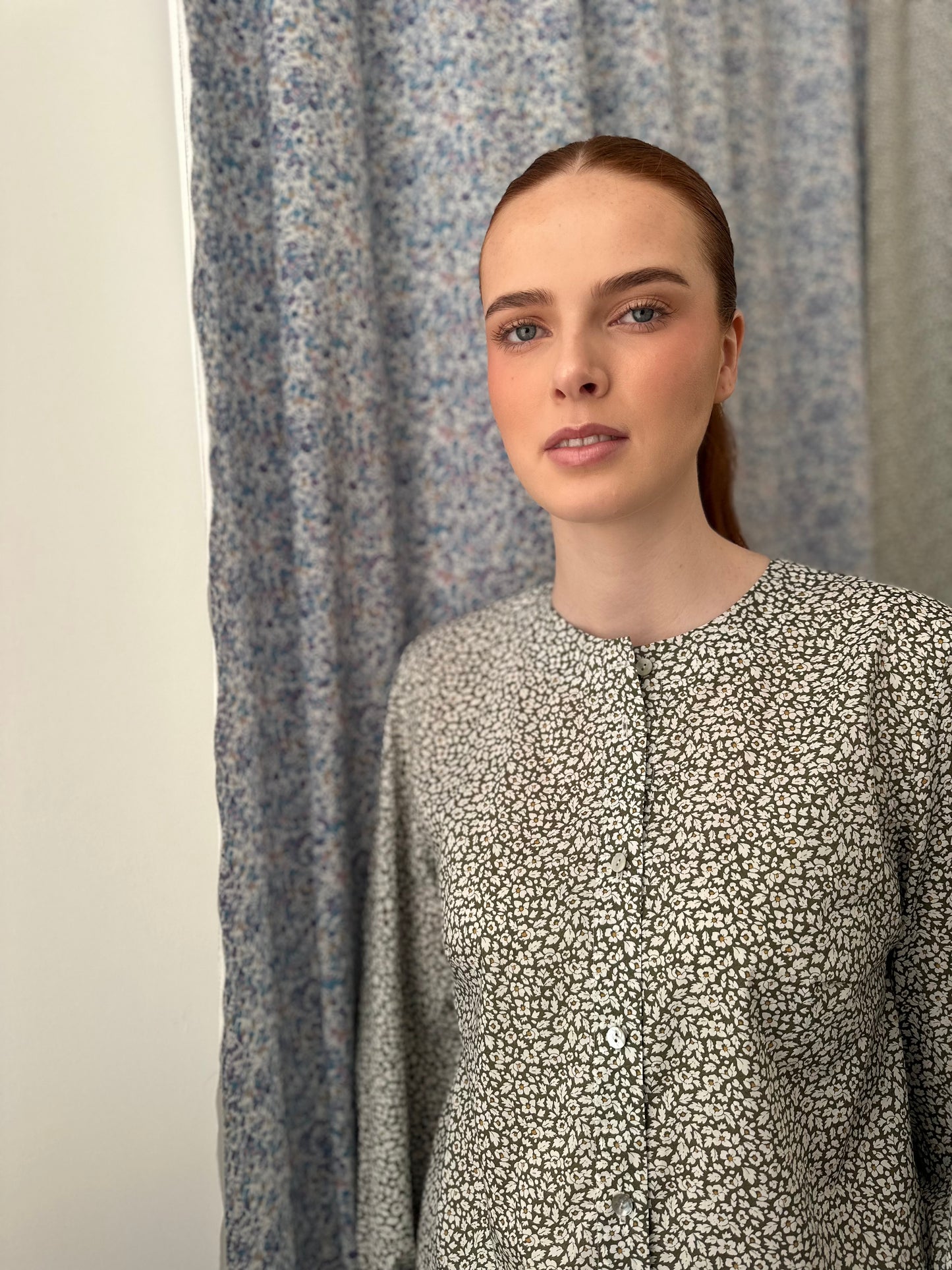 Bluse Vinter army med hvit blomst