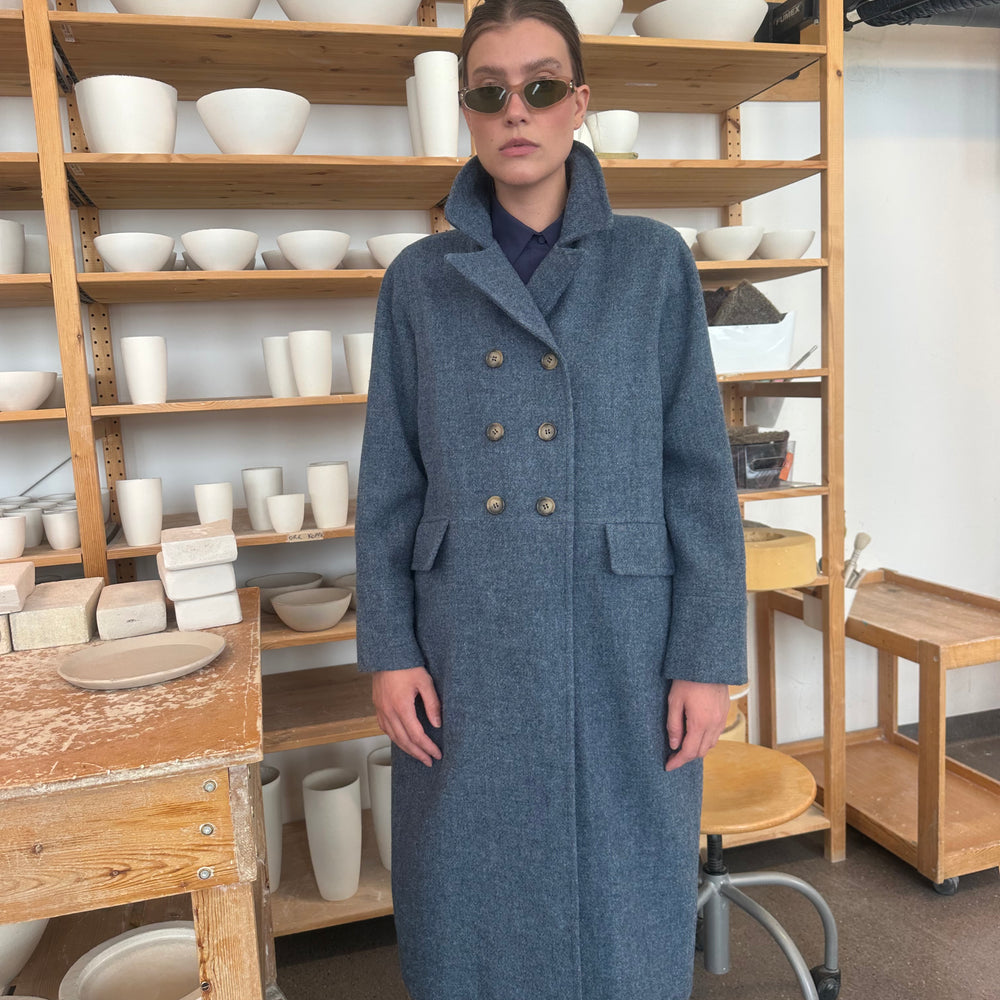 
                      
                        Kåpe Dobbeltspent Harris Tweed Jeansblå
                      
                    