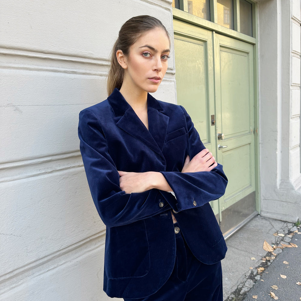 
                      
                        Blazer 4 Velvet Blue Re-
                      
                    