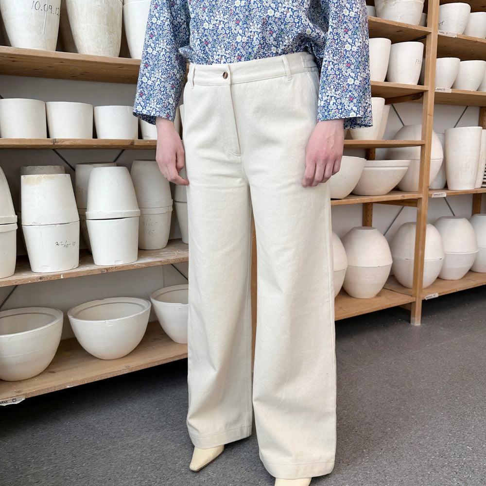 
                      
                        Aurora - Blå bluse med hvite blomster og Studio Re- twillbukse i off-white
                      
                    