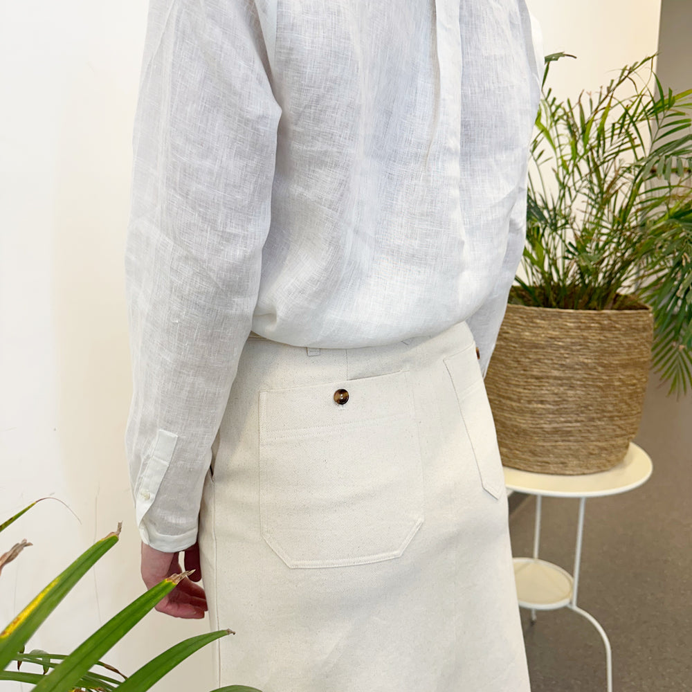 
                      
                        Studio Re- Off-white skjørt i twill og hvit linskjorte
                      
                    