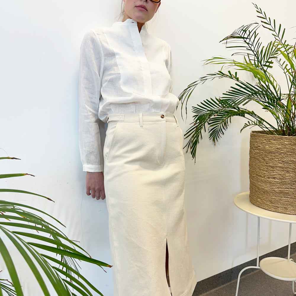 
                      
                        Studio Re- Off-white skjørt i twill og hvit linskjorte
                      
                    