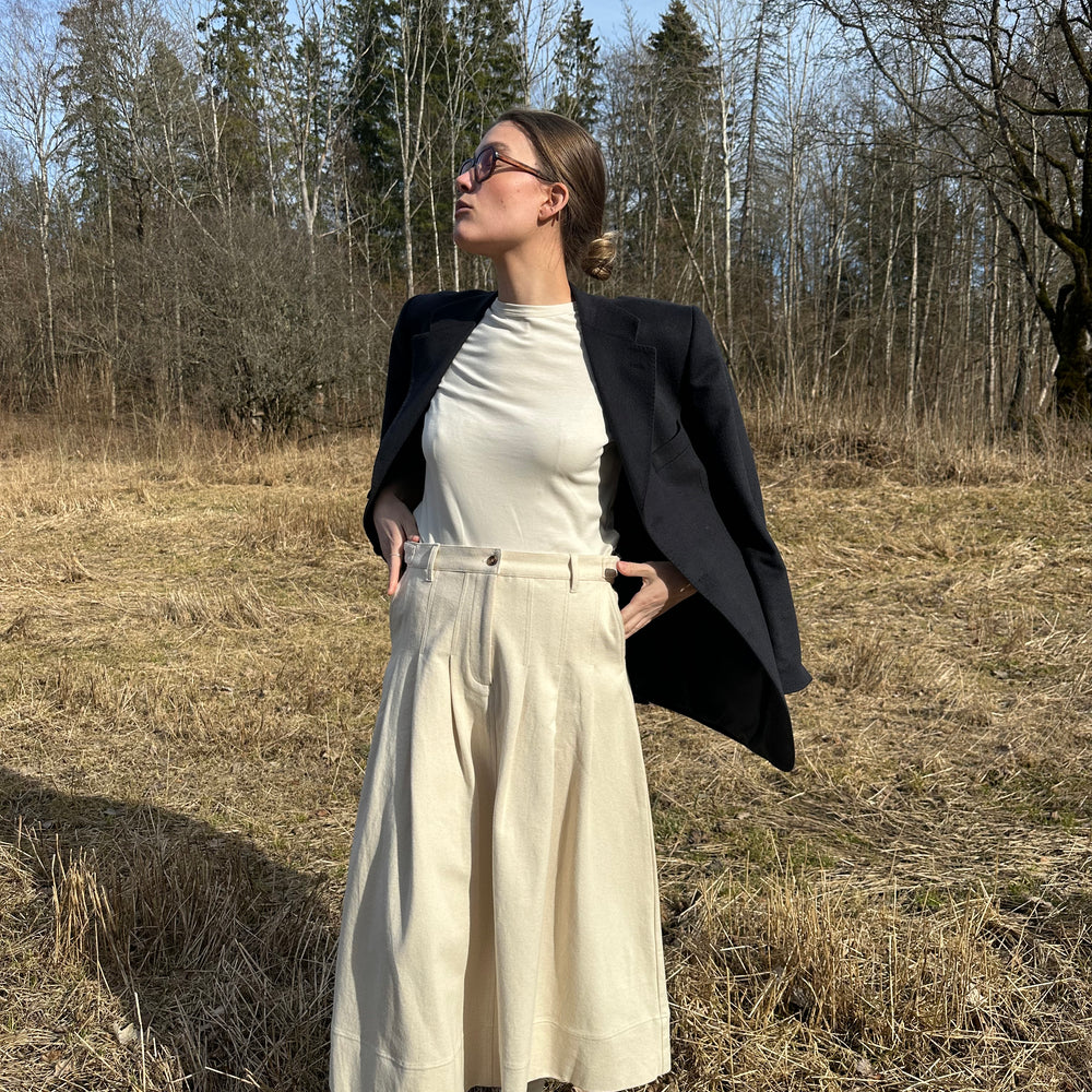 
                      
                        Studio Re- Skjørt i off-white twill, t-skjorte i kitt og sort blazer
                      
                    