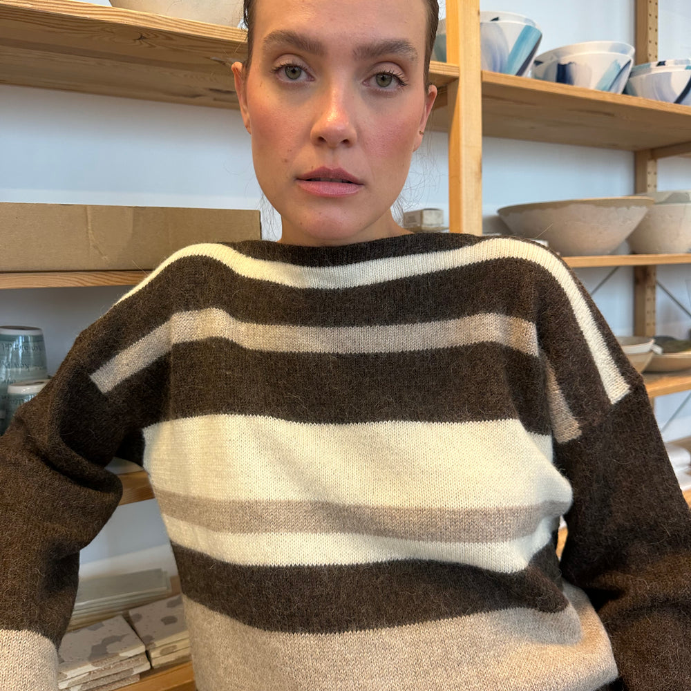 
                      
                        Genser Multi Stripe Alpakka Brun
                      
                    