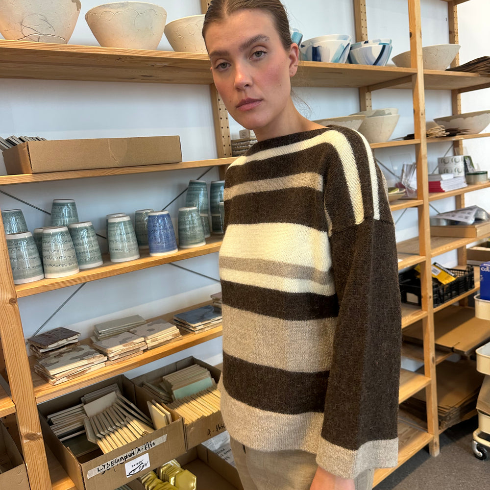 
                      
                        Genser Multi Stripe Alpakka Brun
                      
                    