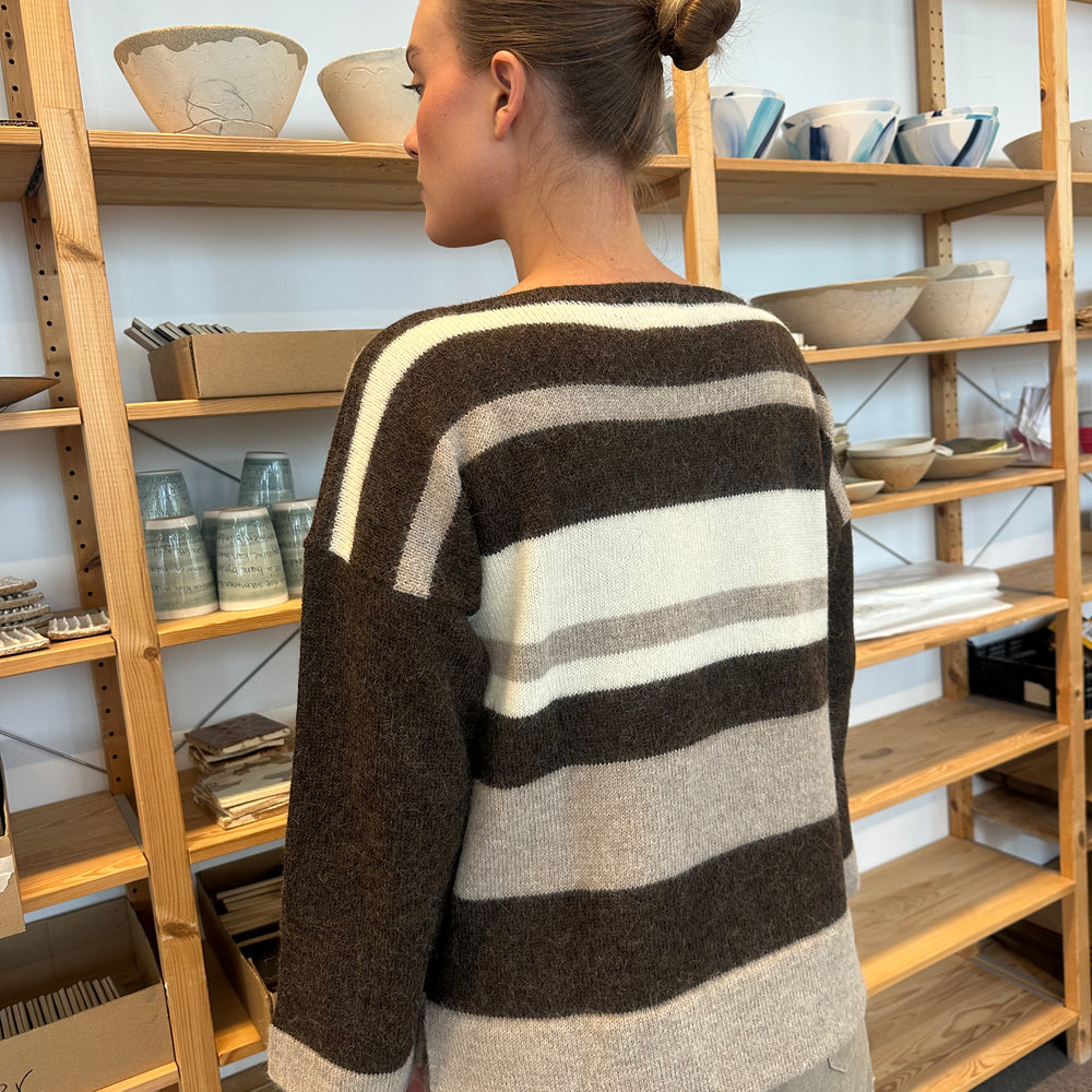
                      
                        Genser Multi Stripe Alpakka Brun
                      
                    