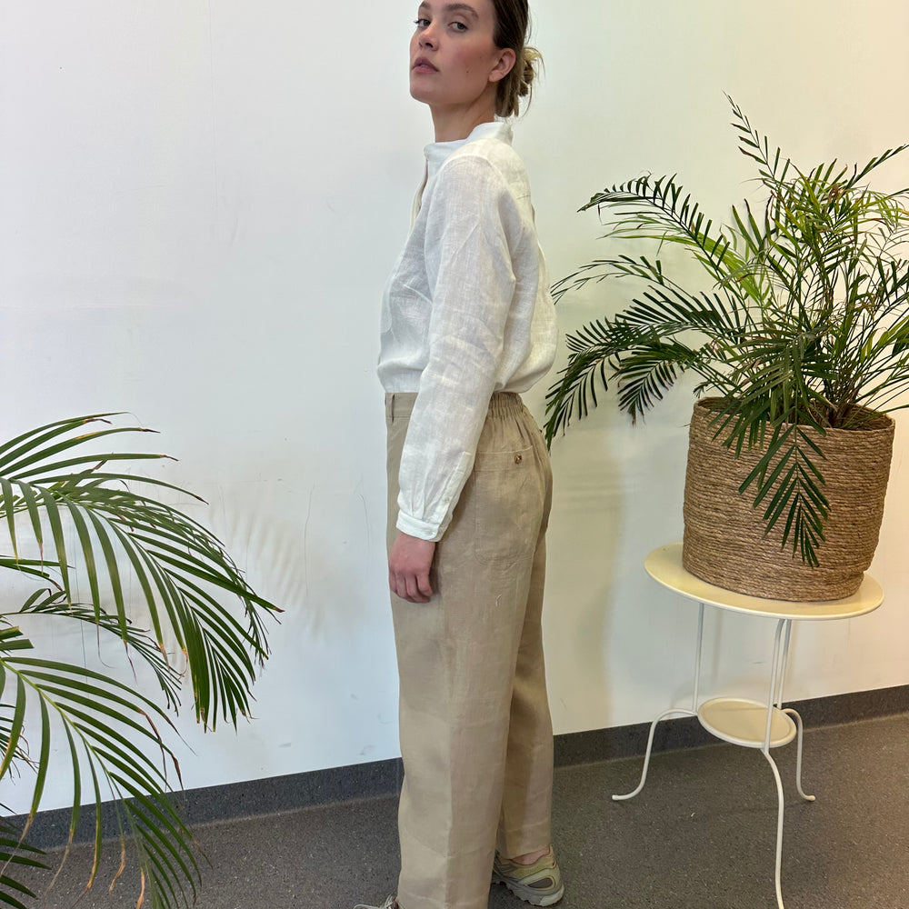 Studio Re- Hvit linskjorte og beige linbukse