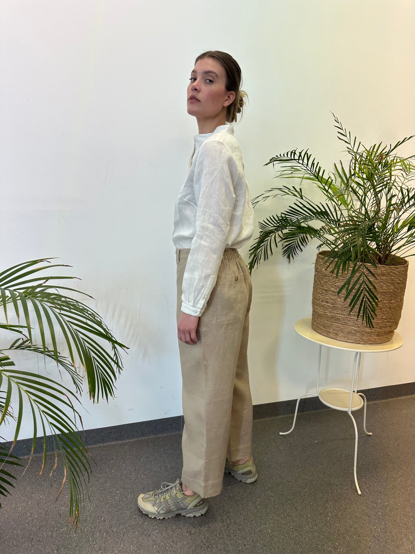 Studio Re- Hvit linskjorte og beige linbukse