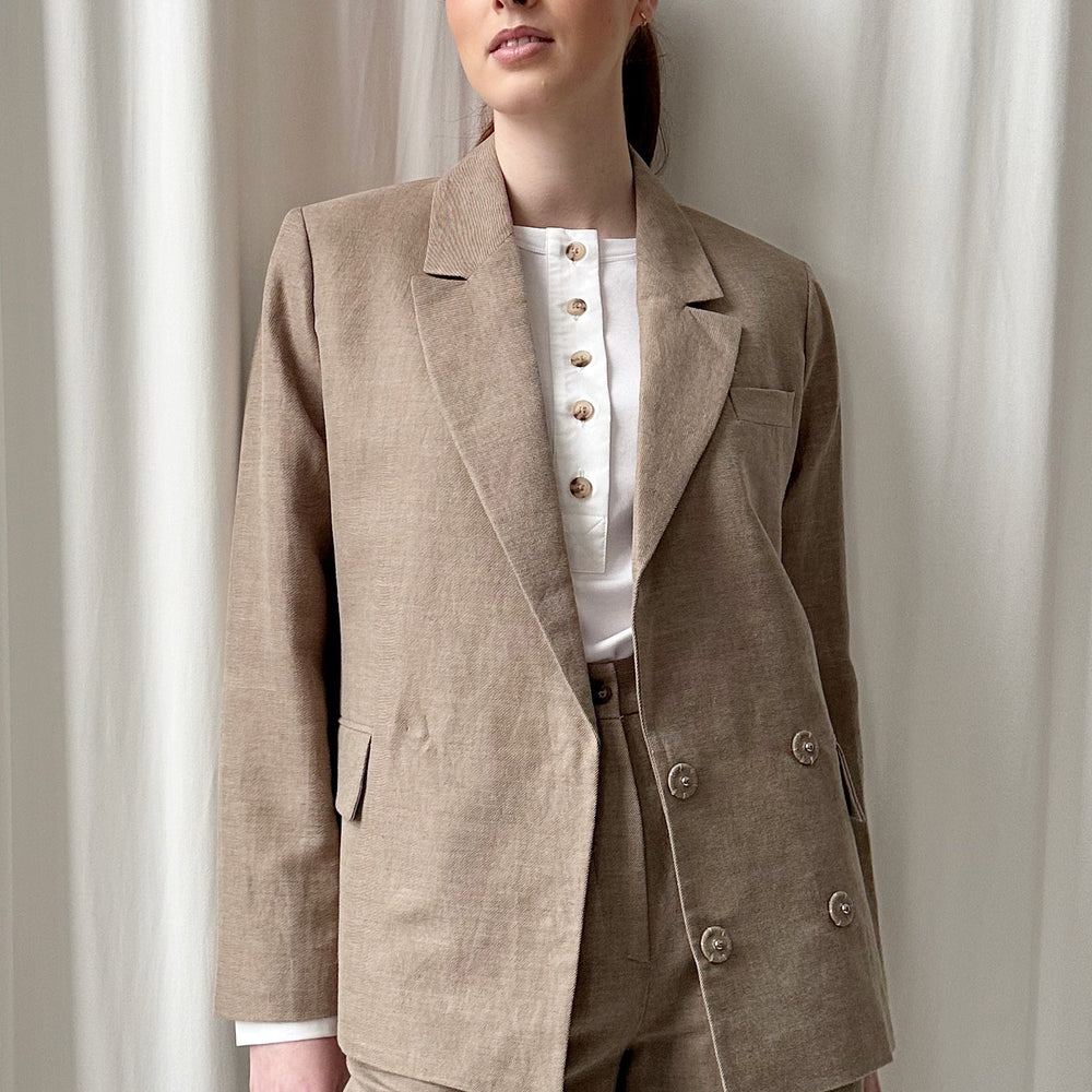 Studio Re- Beige blazer og bukse med hvit bestefarstrøye