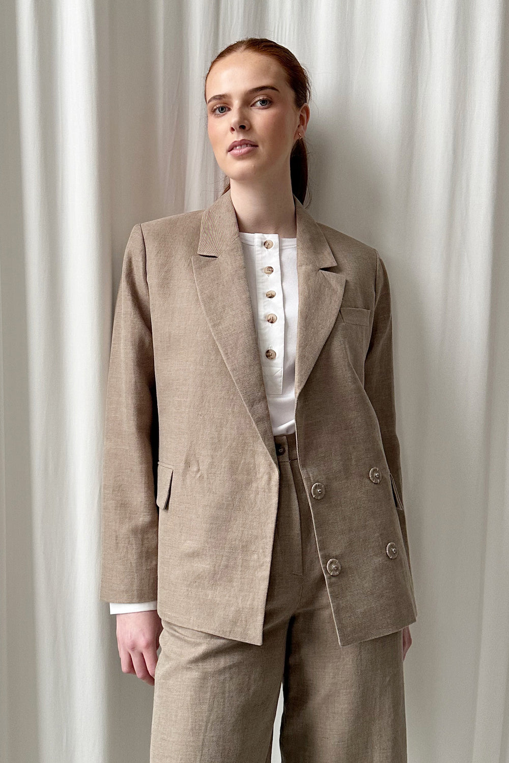 Studio Re- Beige blazer og bukse med hvit bestefarstrøye