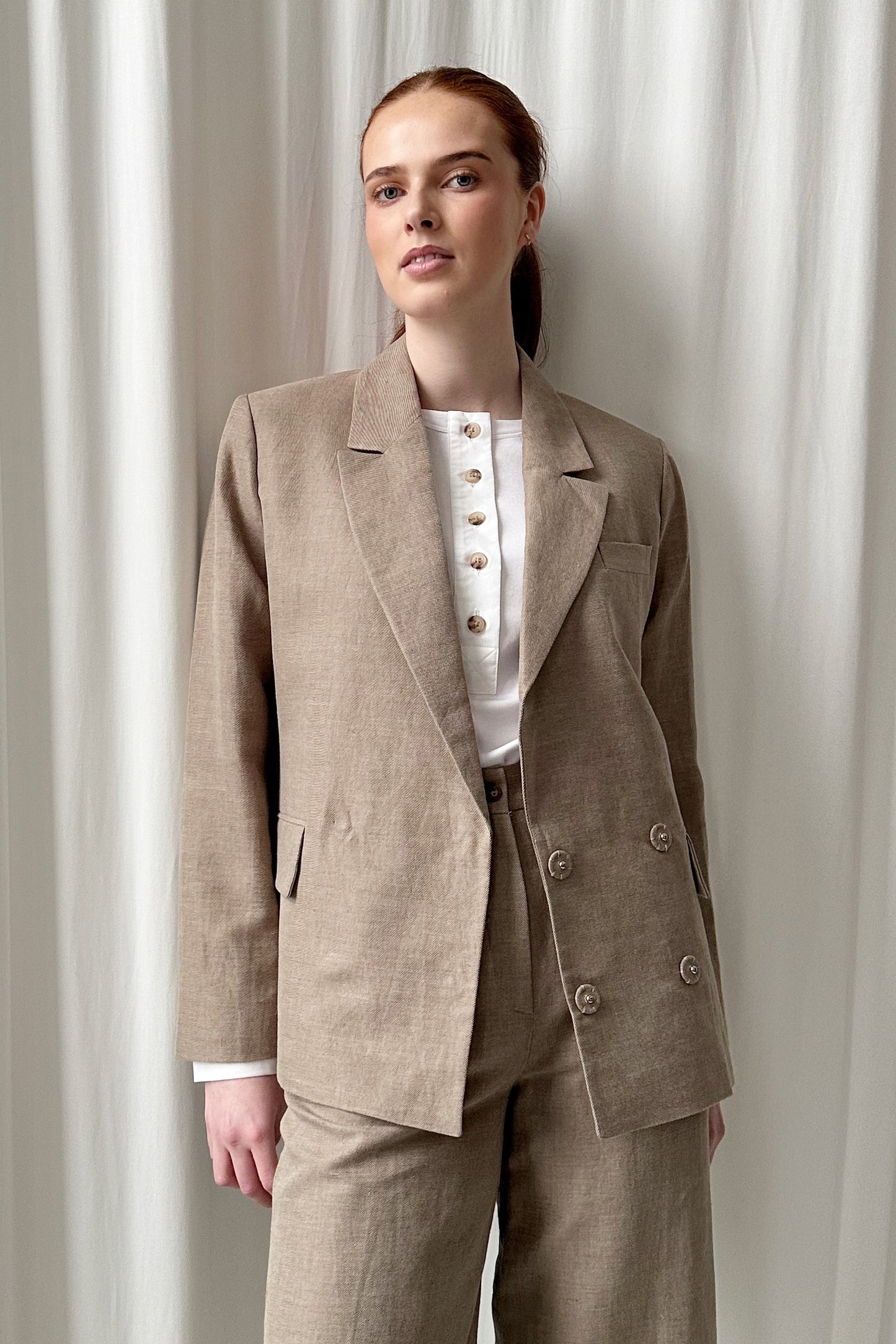 Studio Re- Beige blazer og bukse med hvit bestefarstrøye