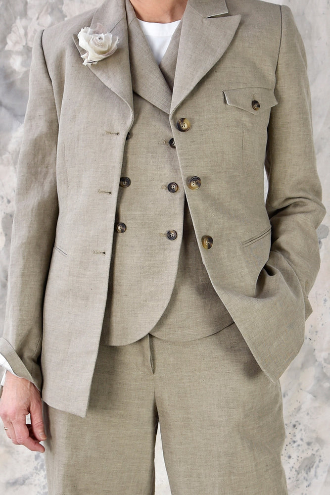 
                      
                        Studio Re- Beige dress med blazer, vest og bukse
                      
                    