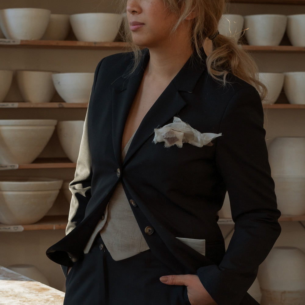Studio Re- Sort blazer med beige vest og sorte bukser