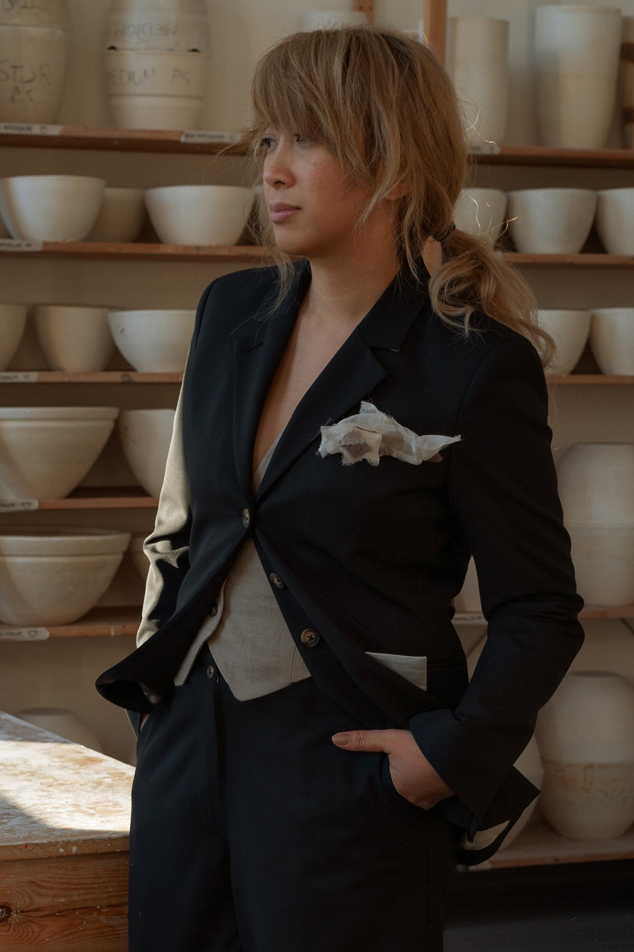 Studio Re- Sort blazer med beige vest og sorte bukser