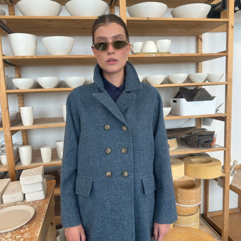 
                      
                        Kåpe Dobbeltspent Harris Tweed Jeansblå
                      
                    