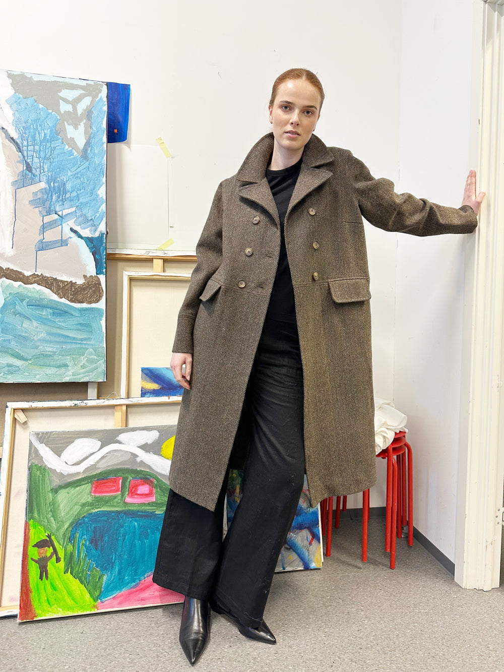 Aurora - Brun fiskebensmønstret dobbeltspent kåpe i Harris Tweed