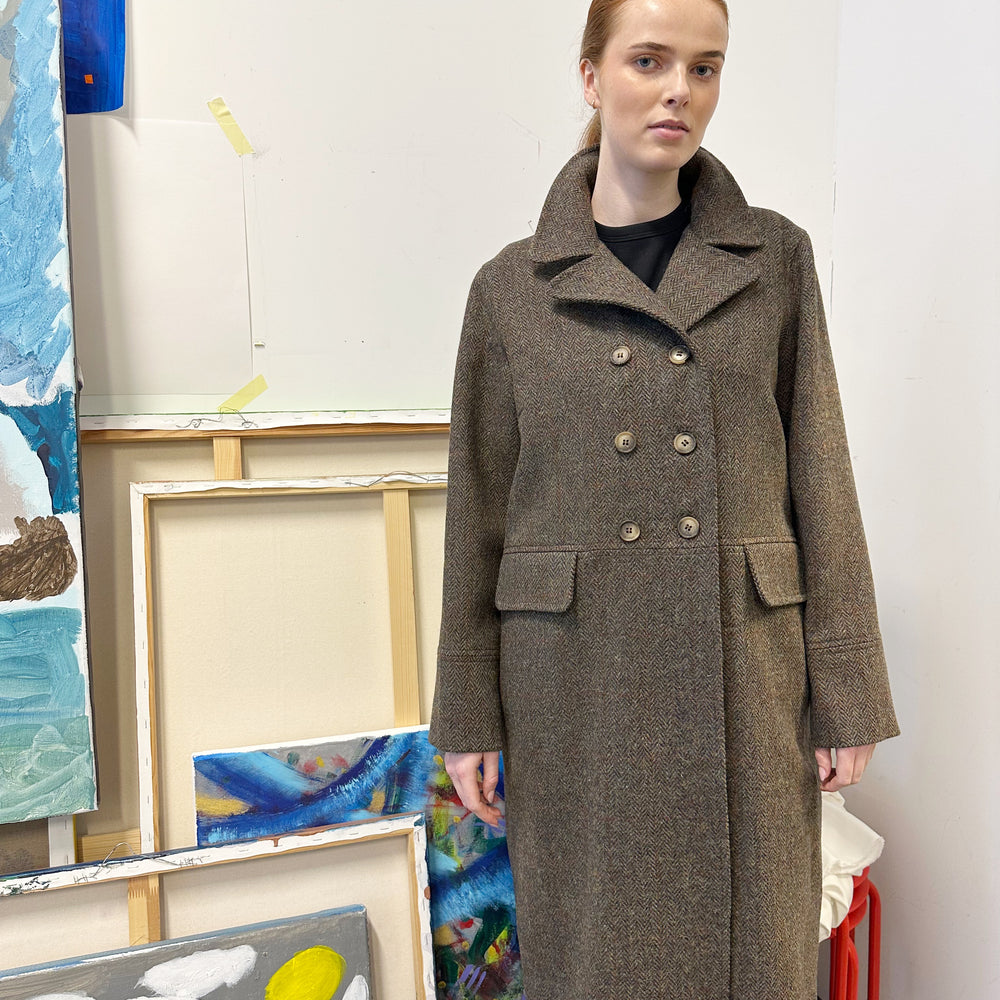 
                      
                        Aurora - Brun fiskebensmønstret dobbeltspent kåpe i Harris Tweed
                      
                    