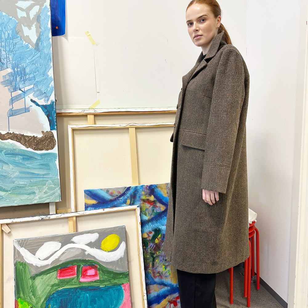 
                      
                        Aurora - Brun fiskebensmønstret dobbeltspent kåpe i Harris Tweed
                      
                    