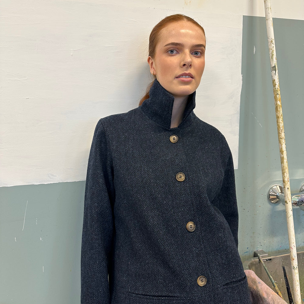 
                      
                        Kåpe Harris Tweed Blå Fiskeben
                      
                    