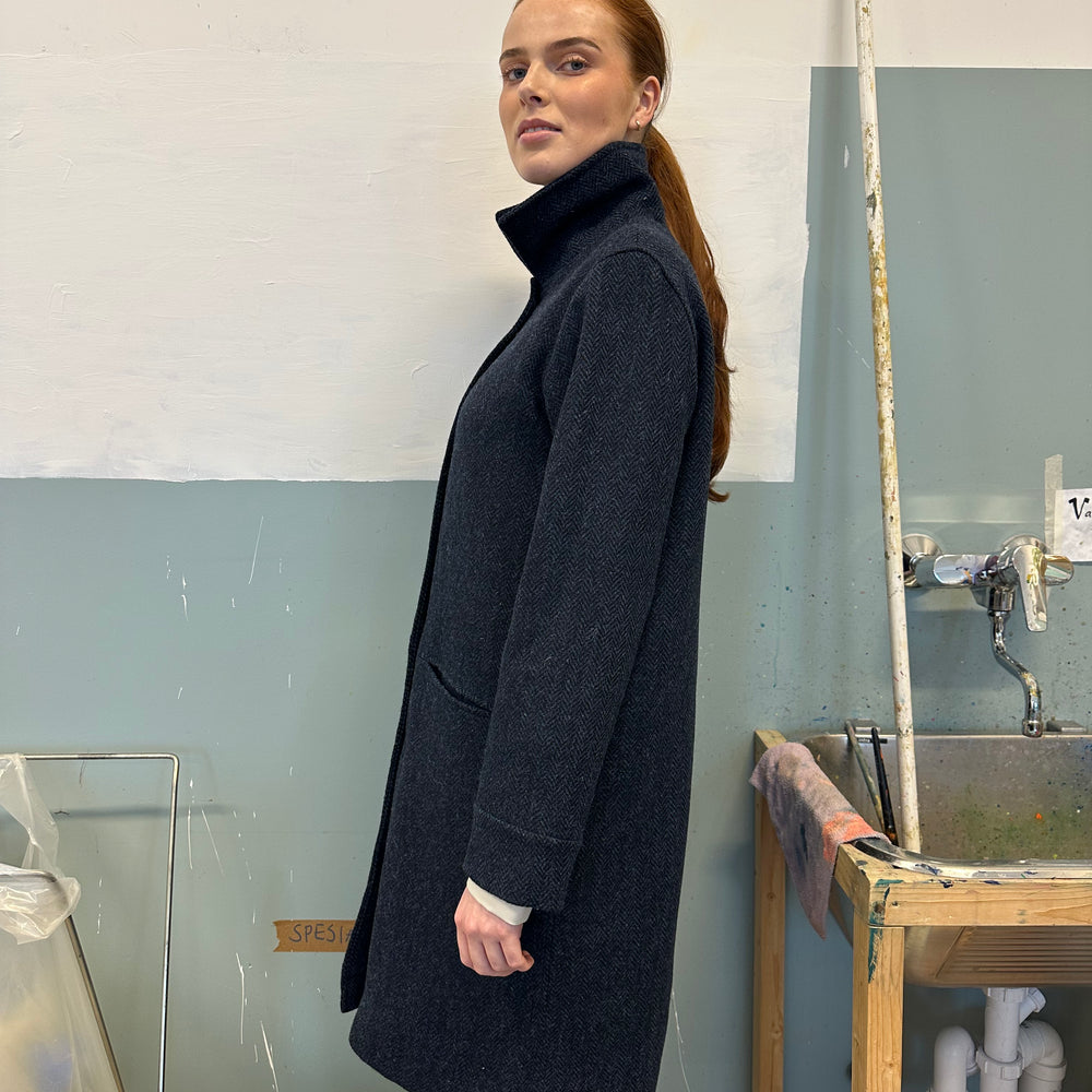 
                      
                        Kåpe Harris Tweed Blå Fiskeben
                      
                    