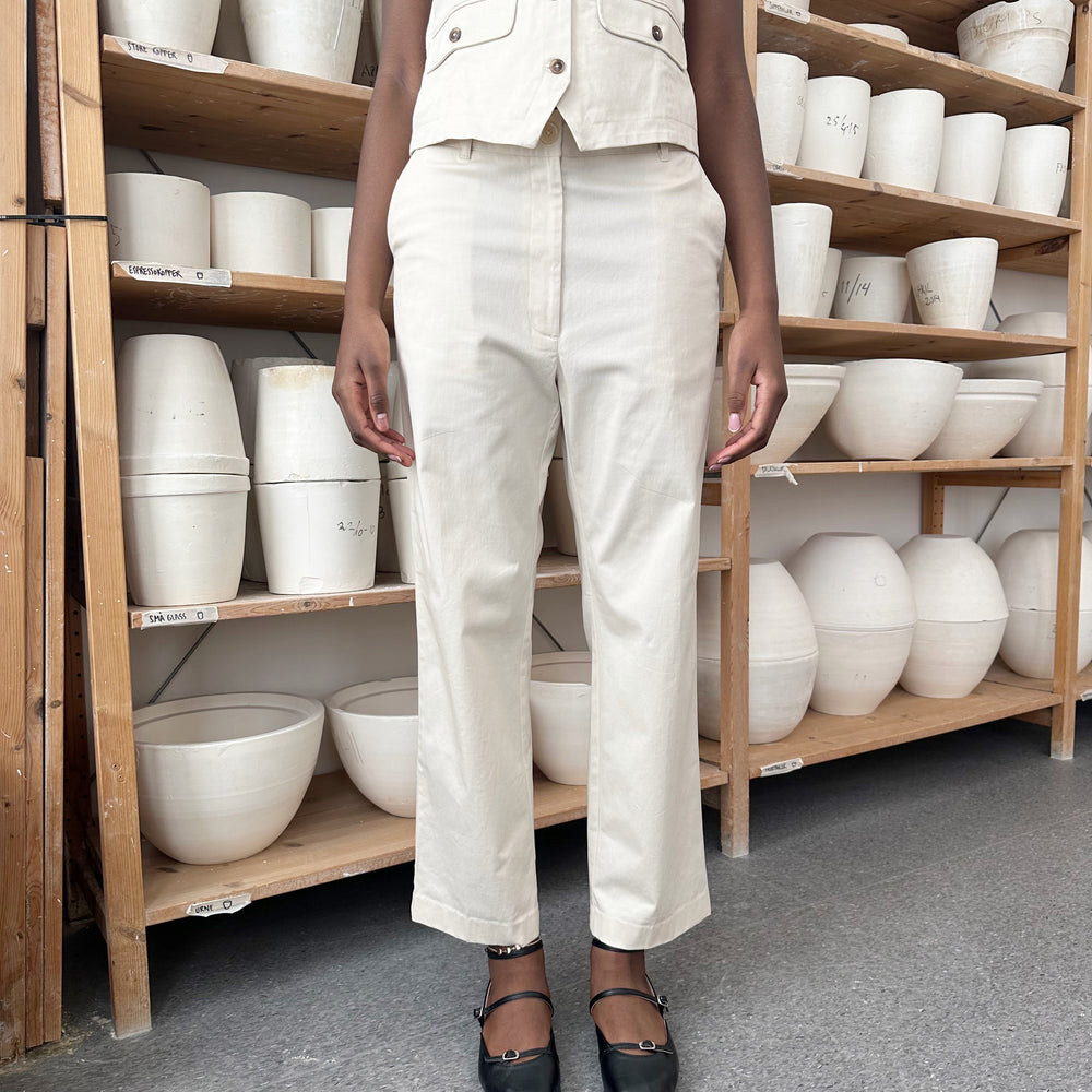 
                      
                        Studio Re- Kittfarget vest og bukse i twill
                      
                    