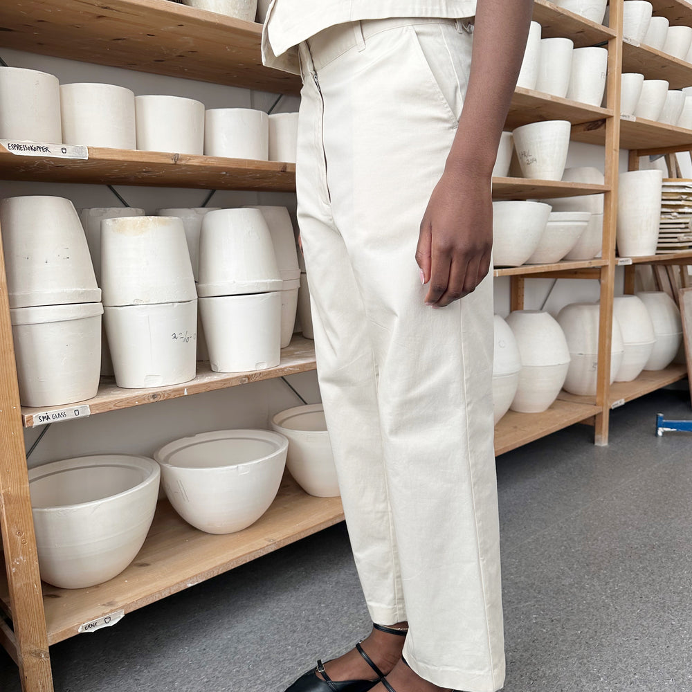 
                      
                        Studio Re- Kittfarget vest og bukse i twill
                      
                    