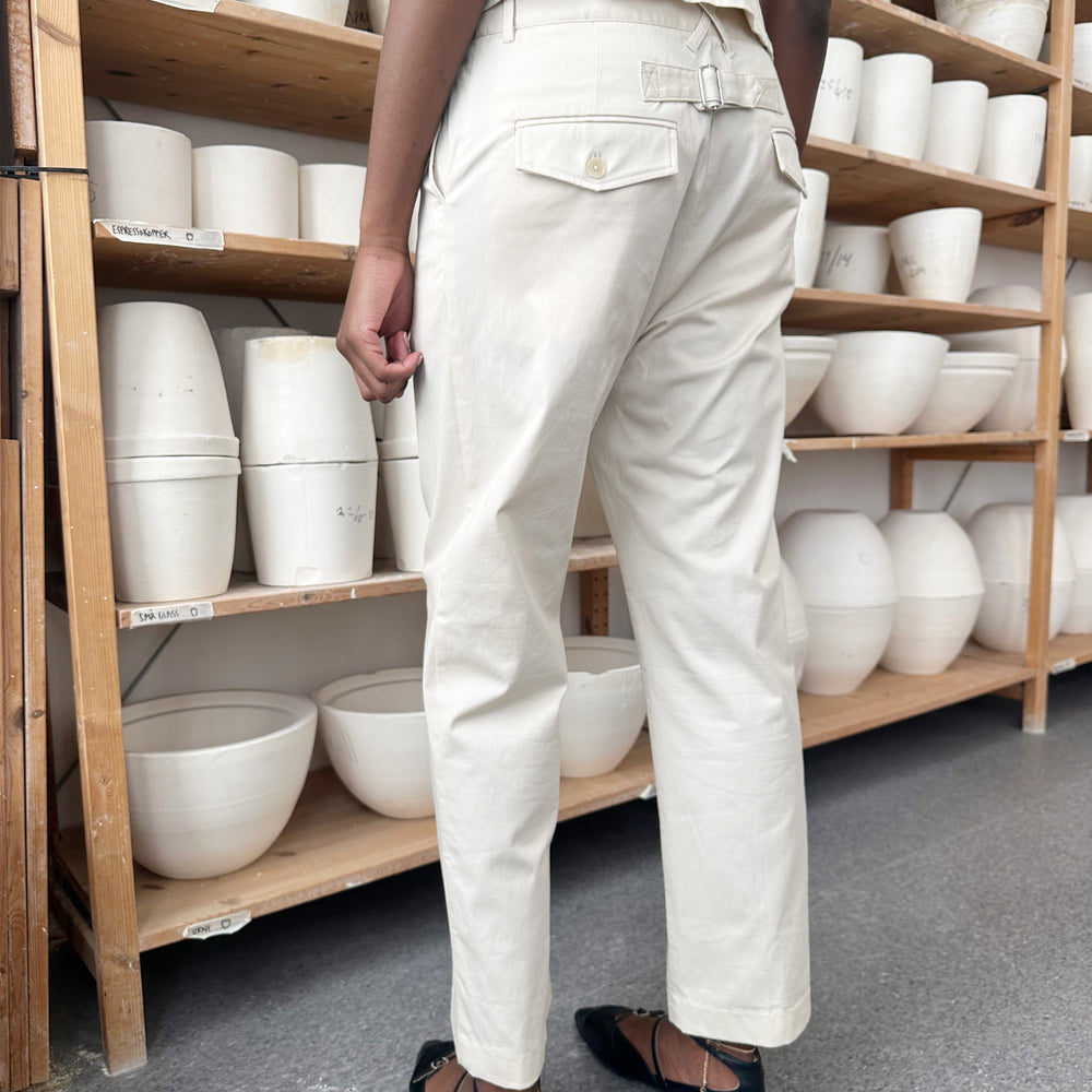 
                      
                        Studio Re- Kittfarget vest og bukse i twill
                      
                    