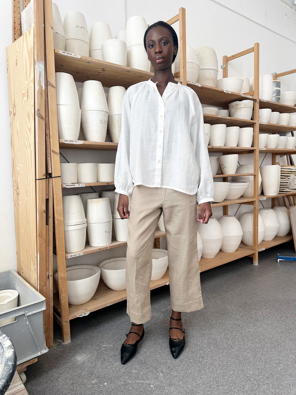 Studio Re- Hvit bluse og beige bukse i lin