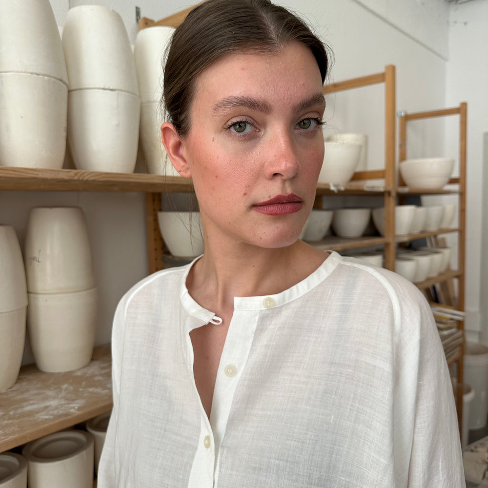 
                      
                        Studio Re- Hvit bluse i lin
                      
                    