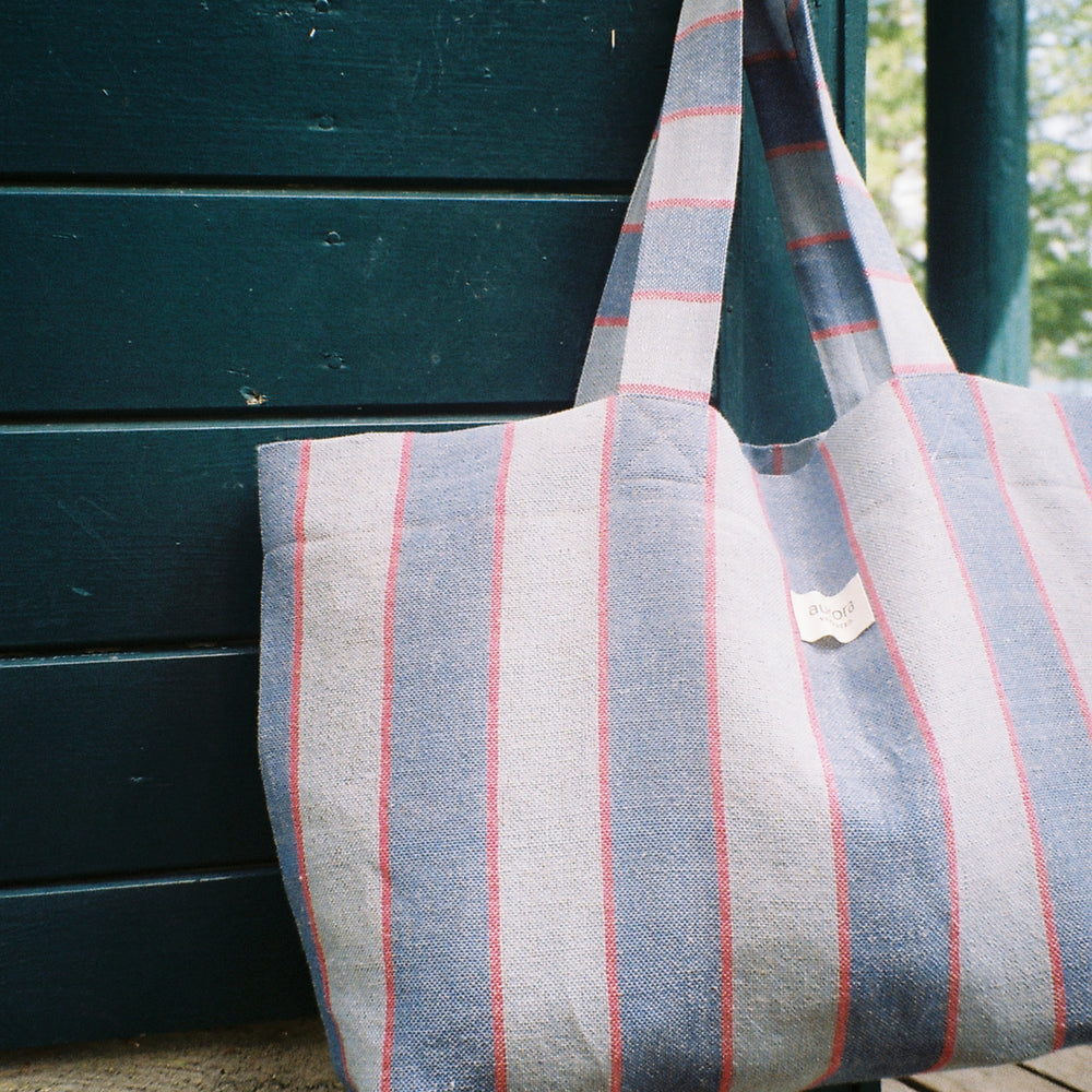 
                      
                        Aurora - Blå stripete håndvevet bag
                      
                    