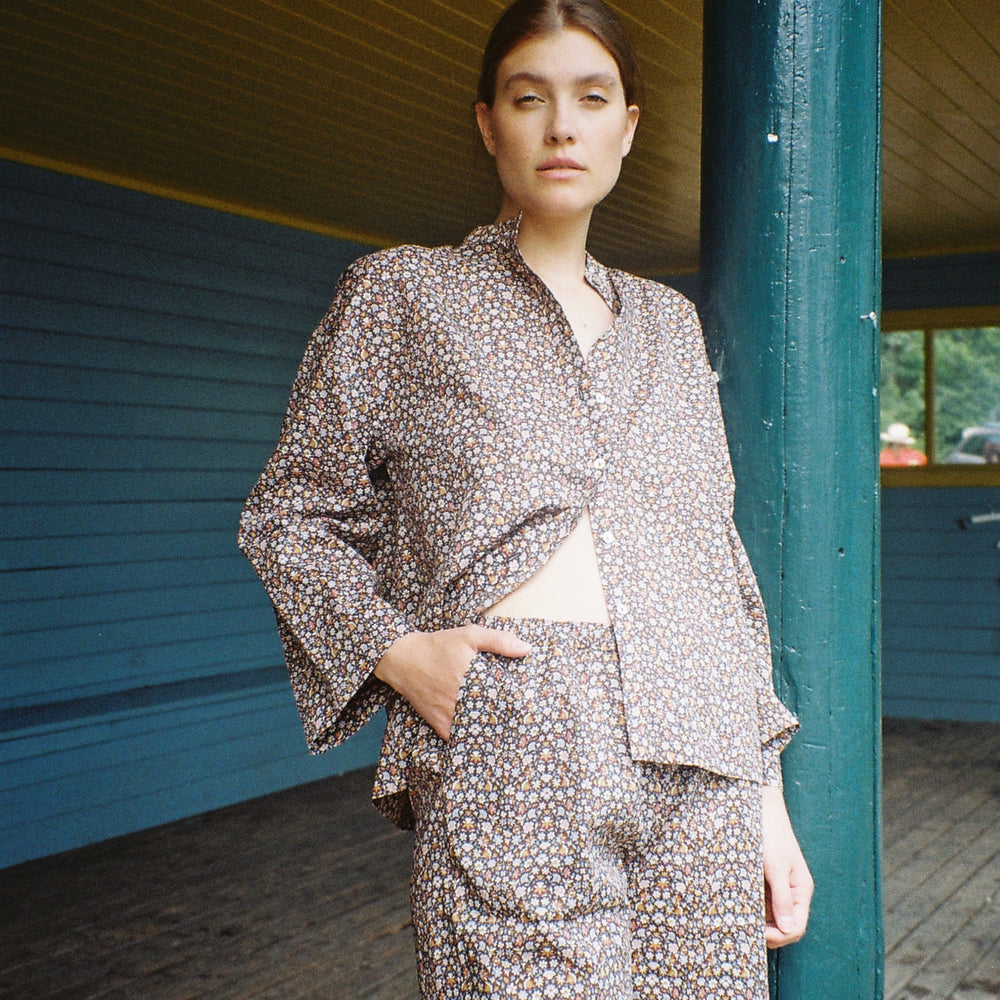 
                      
                        Bluse Vid Liberty Brun Småblomster
                      
                    