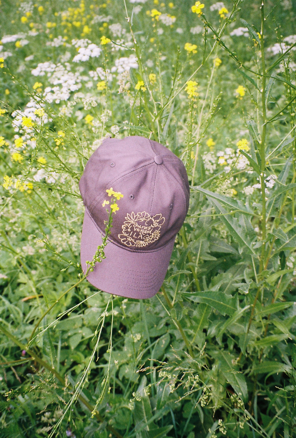 ILAG - Gråfarget caps med broderi