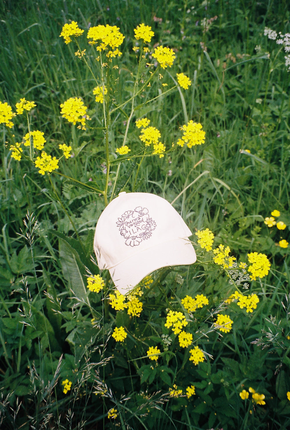 ILAG - Lys gul caps med broderi