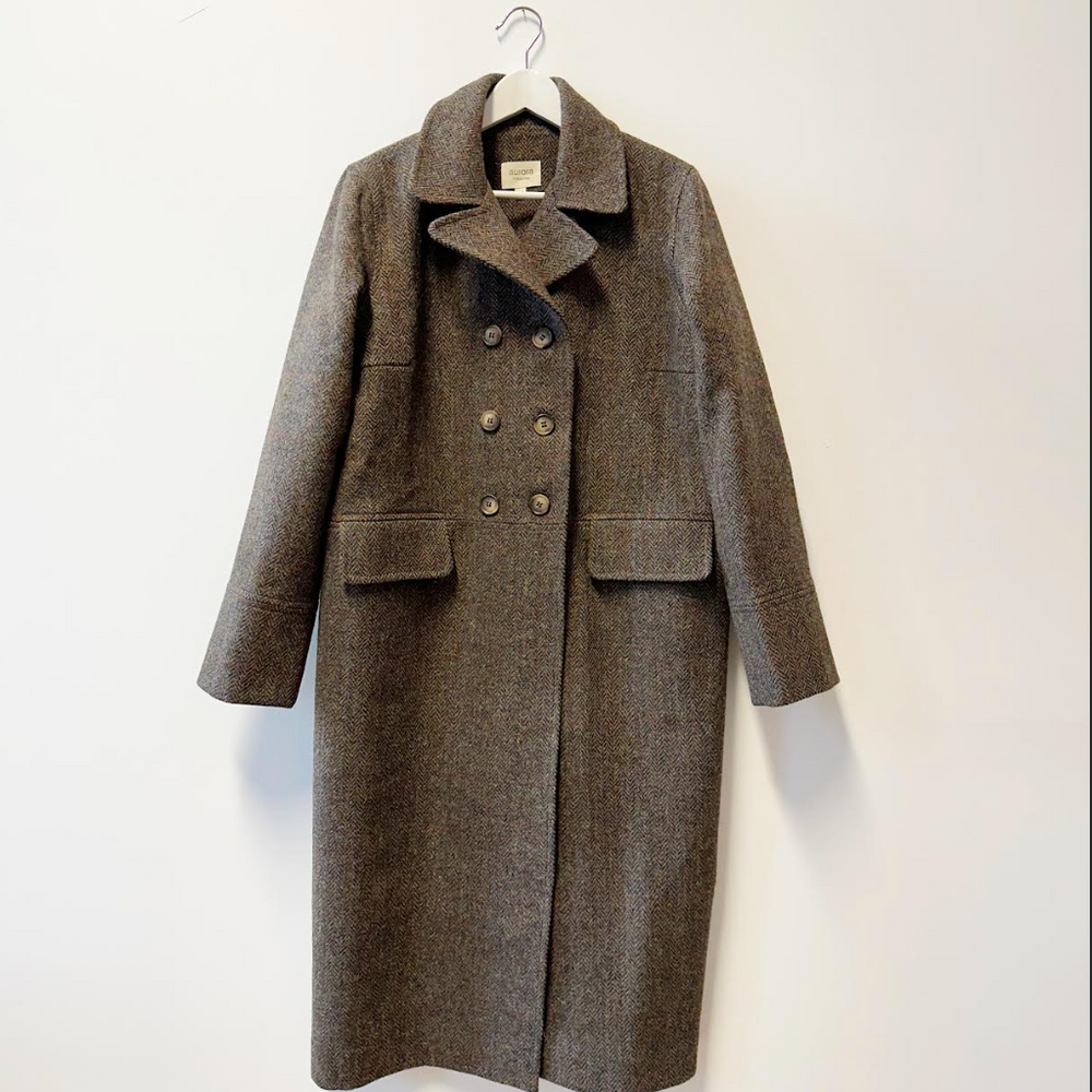 
                      
                        Aurora - Brun fiskebensmønstret dobbeltspent kåpe i Harris Tweed
                      
                    