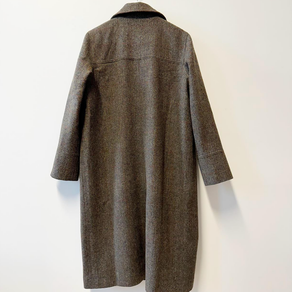 
                      
                        Aurora - Brun fiskebensmønstret dobbeltspent kåpe i Harris Tweed
                      
                    