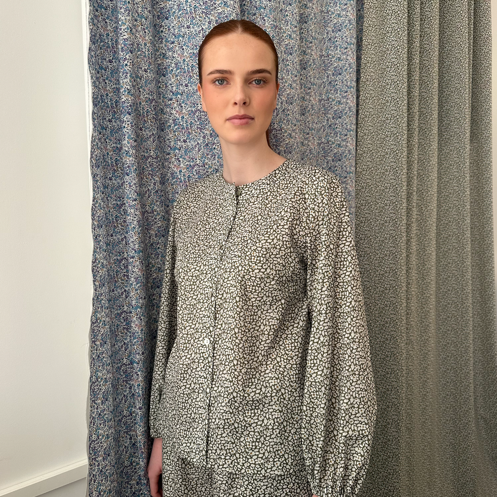 Bluse Vinter army med hvit blomst