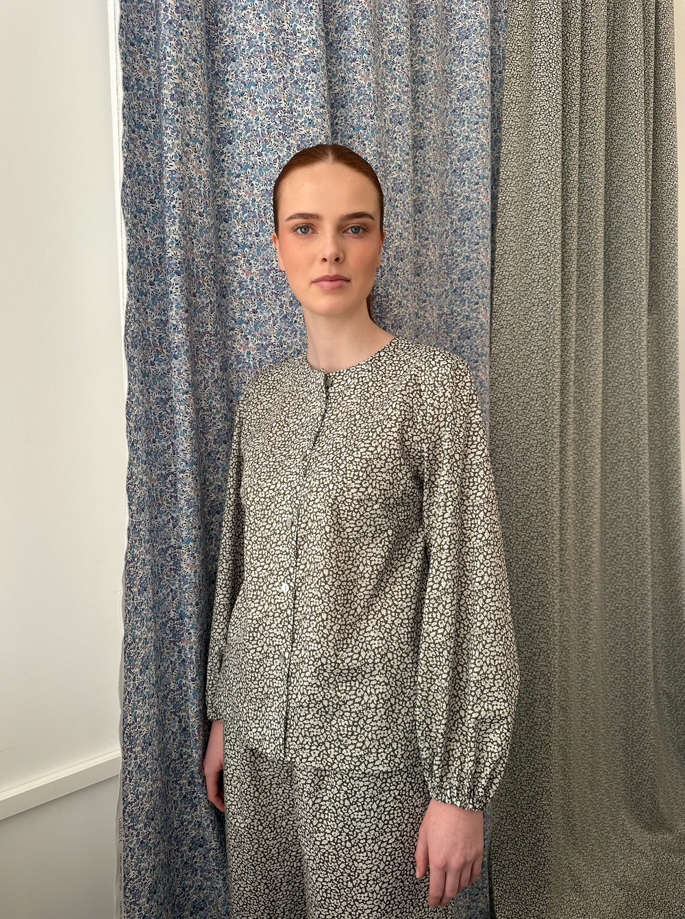 Bluse Vinter army med hvit blomst