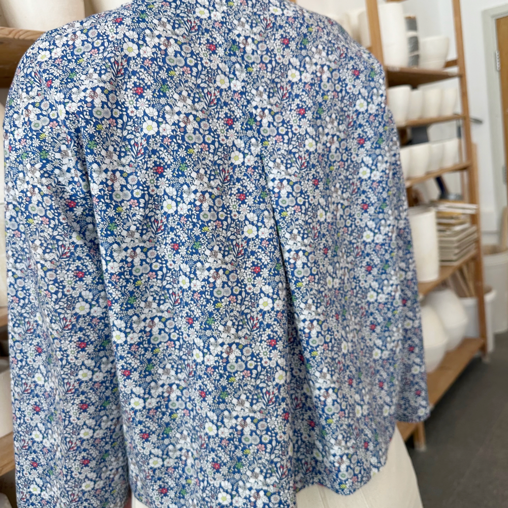 
                      
                        Bluse Sommer Liberty Blå Sommerblomster
                      
                    