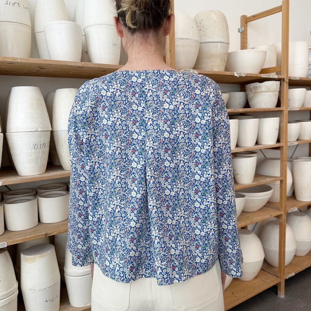 
                      
                        Bluse Sommer Liberty Blå Sommerblomster
                      
                    