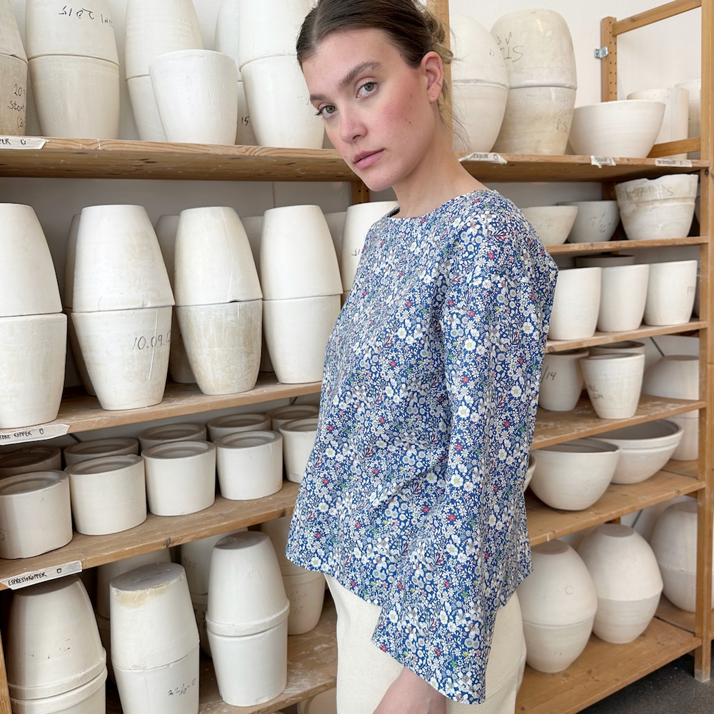 
                      
                        Bluse Sommer Liberty Blå Sommerblomster
                      
                    