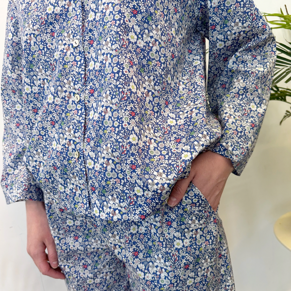 
                      
                        Bluse Vid Liberty Blå Sommerblomster
                      
                    