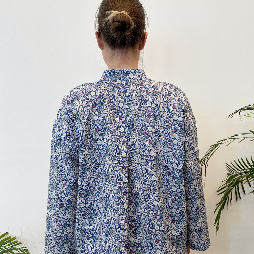 
                      
                        Bluse Vid Liberty Blå Sommerblomster
                      
                    