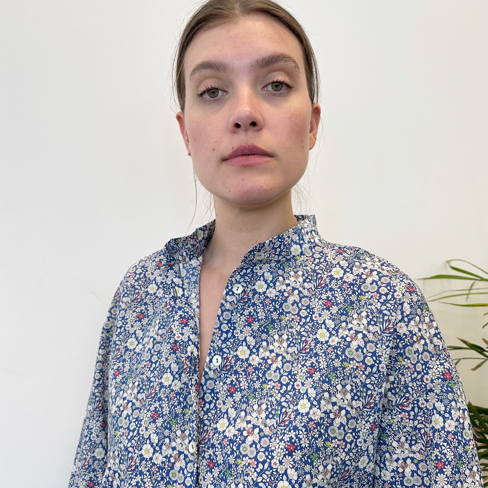 
                      
                        Bluse Vid Liberty Blå Sommerblomster
                      
                    