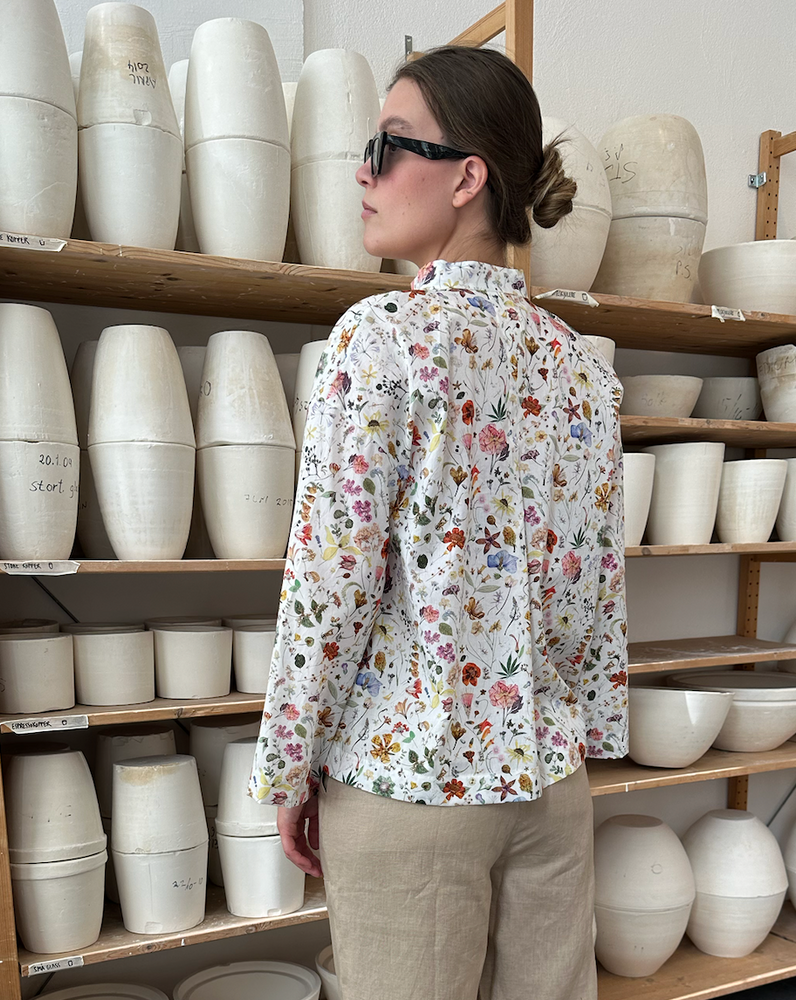 
                      
                        Bluse Vid Liberty Hvit m/Sommerblomster
                      
                    