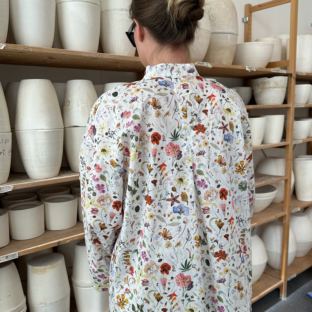 
                      
                        Bluse Vid Liberty Hvit m/Sommerblomster
                      
                    
