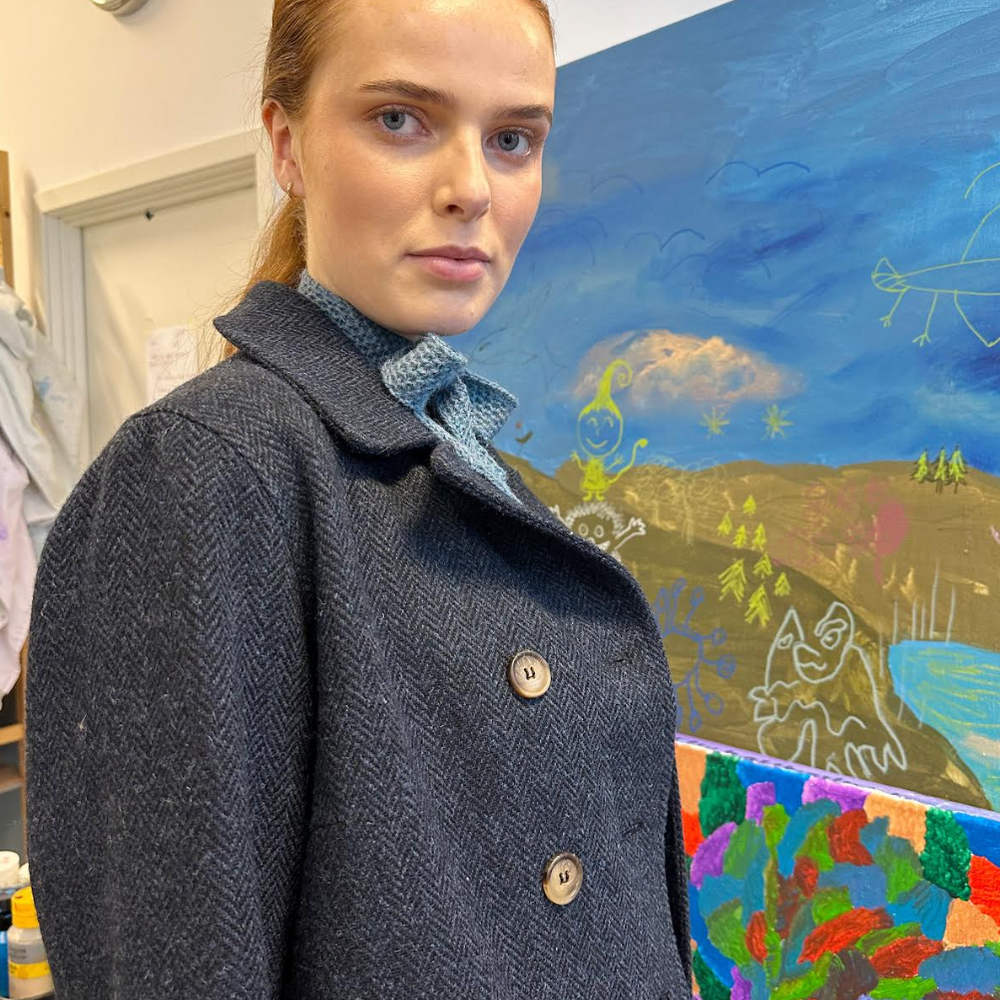 
                      
                        Kåpe Dobbeltspent Harris Tweed Blå fiskeben
                      
                    